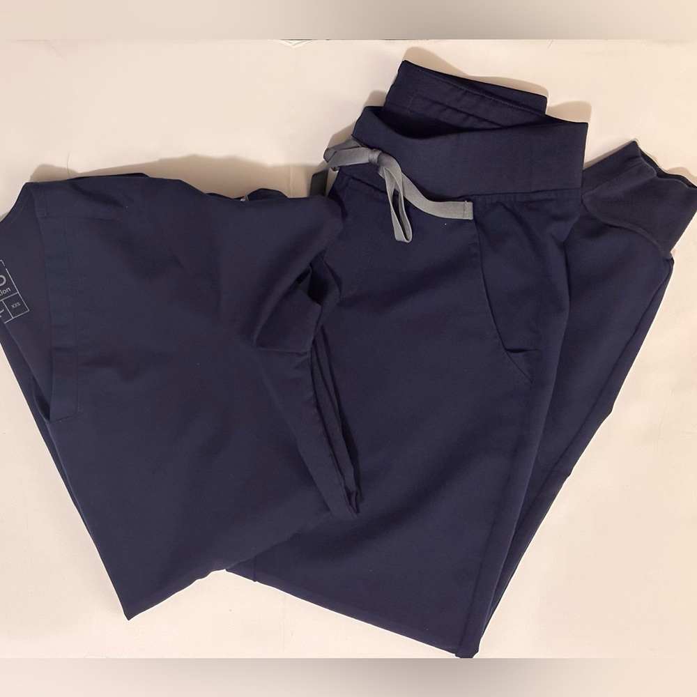 FIGS Scrub Casma Three-Pocket Top NAVY XXS